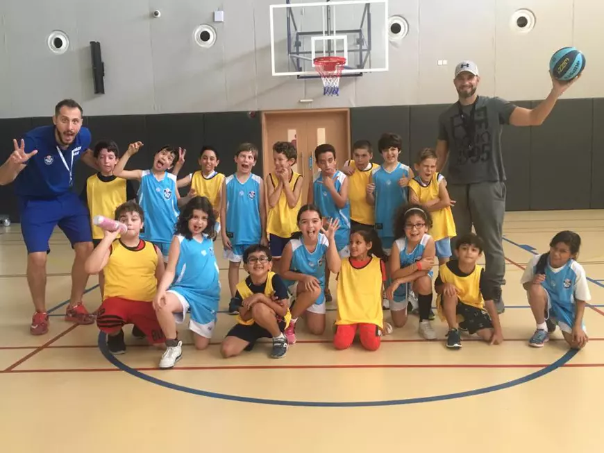 Idei bune. Doi campioni de baschet ai României, stabiliți în Dubai, au făcut un program de e-learning pentru copii