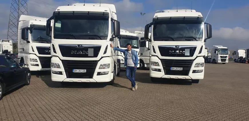 Patru șoferi de tir își acuză patronul că i-a lăsat în Danemarca fără să le plătească salariile și diurnele, circa 11.000 de euro: ”Suntem disperați”