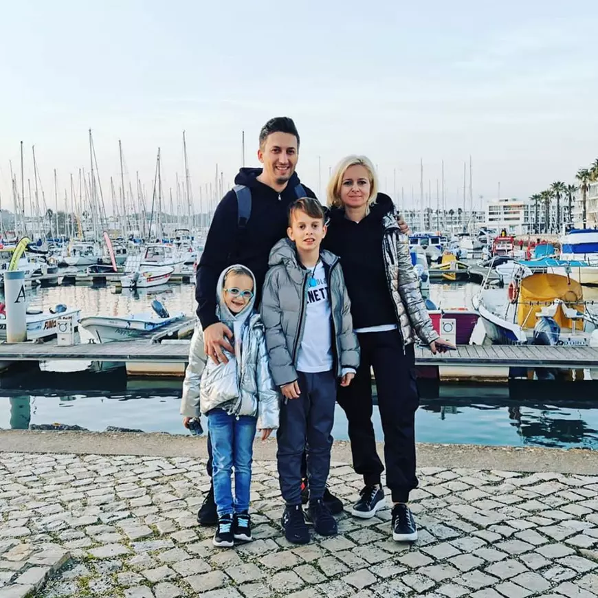 După ce a muncit non-stop două săptămâni, Cosmin Stan se baricadează în casă și se joacă pe playstation cu copiii lui. “În ultima vreme nu am avut timp să stau cu familia”