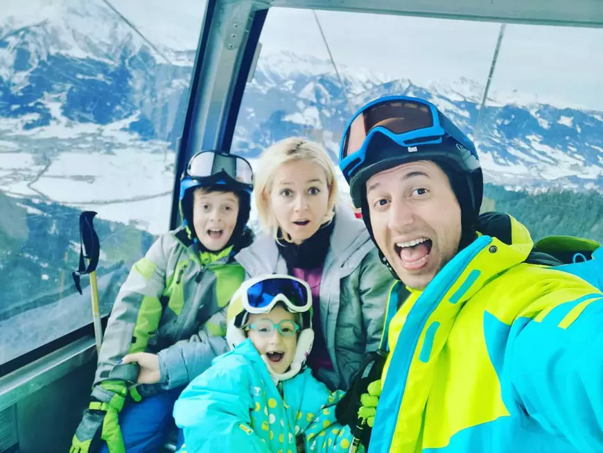 După ce a muncit non-stop două săptămâni, Cosmin Stan se baricadează în casă și se joacă pe playstation cu copiii lui. “În ultima vreme nu am avut timp să stau cu familia”