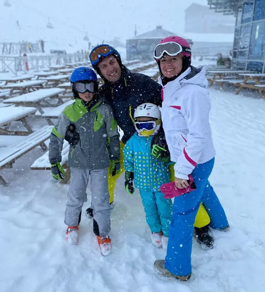 După ce a muncit non-stop două săptămâni, Cosmin Stan se baricadează în casă și se joacă pe playstation cu copiii lui. “În ultima vreme nu am avut timp să stau cu familia”