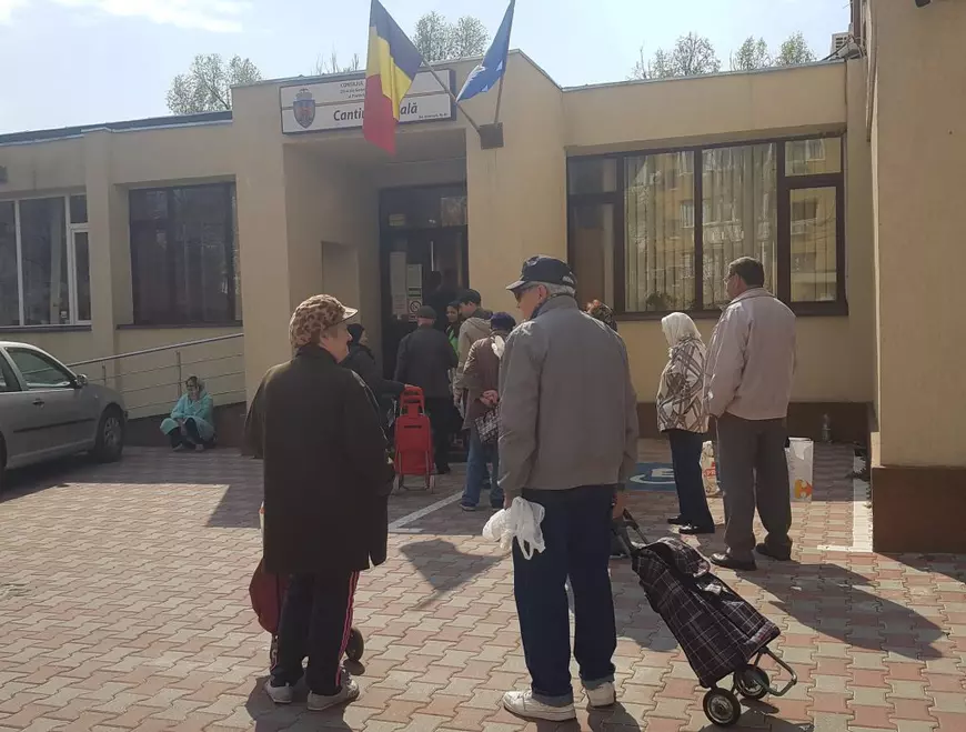 Bătrânii din Sectorul 6 sunt puşi să aleagă între cantină şi carantină. Oficial DGASPC: "Să nu aştepte ca asistenţii sociali să stea drepţi la uşa lor..."
