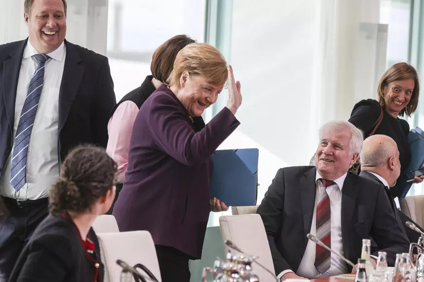 Coronavirus: ministrul de Interne german a refuzat să-i strângă mâna cancelarului Angela Merkel