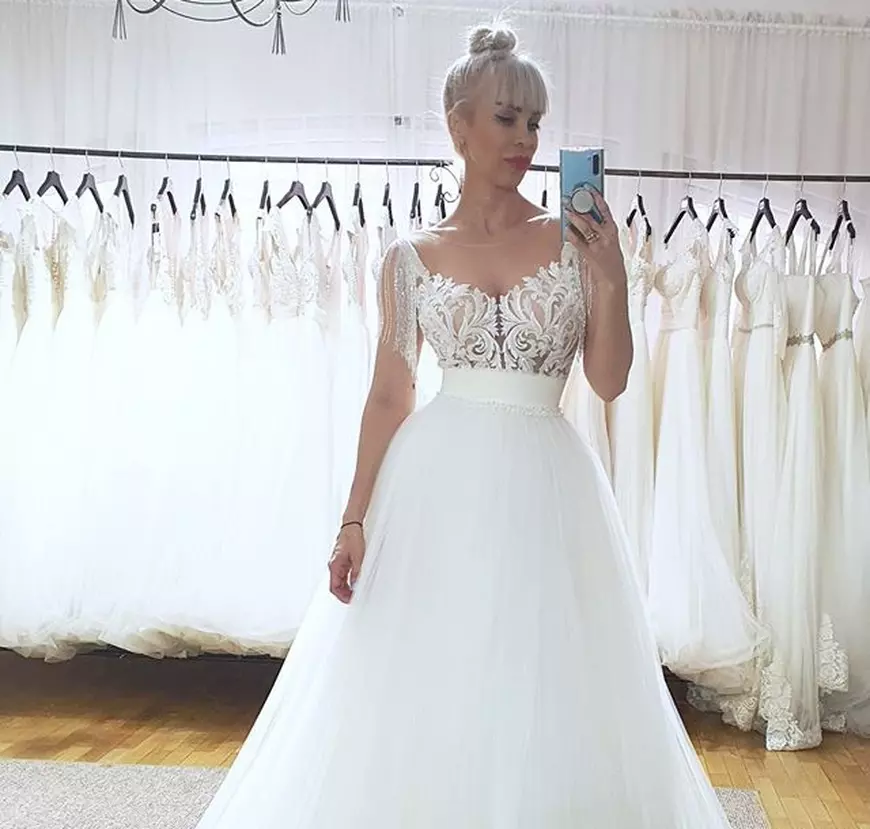 Solista Ana Constantin nu va mai îmbrăca rochia de mireasă anul acesta. “Facem direct nunta de argint. În 2021 împlinim 25 de ani de relație!”