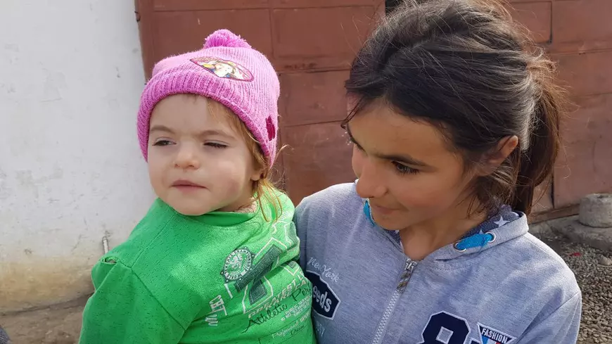 Fanii stelişti au mers în caravană în satul Gheboaia, Dâmboviţa, cu daruri şi bani pentru familia Mocanu: Steaua norocoasă a prinţeselor din hambar