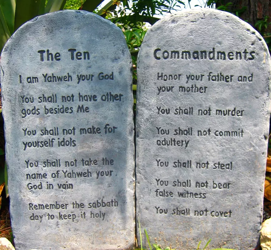 Cele zece porunci scrise pe plăci de piatră