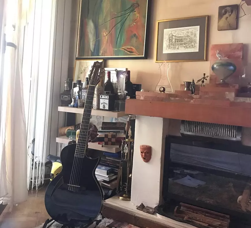 Florin Chilian la izolare, într-un spațiu cât o rezervă de spital. ”Au trecut 20 ani de la debutul meu și tot în garsonieră am rămas”