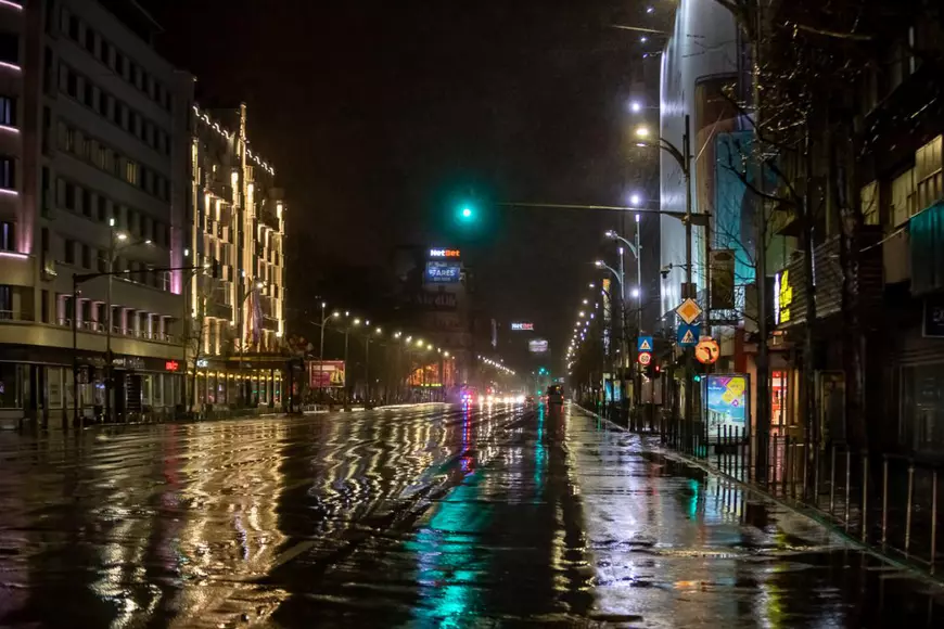 Primele ore ale unei vieți diferite. Orașul-fantomă luminat în albastru, cu autobuze goale și cinci oameni. ”O să trecem noi și peste asta!”