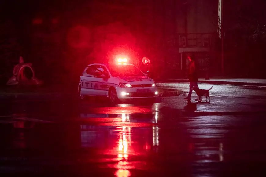 Primele ore ale unei vieți diferite. Orașul-fantomă luminat în albastru, cu autobuze goale și cinci oameni. ”O să trecem noi și peste asta!”