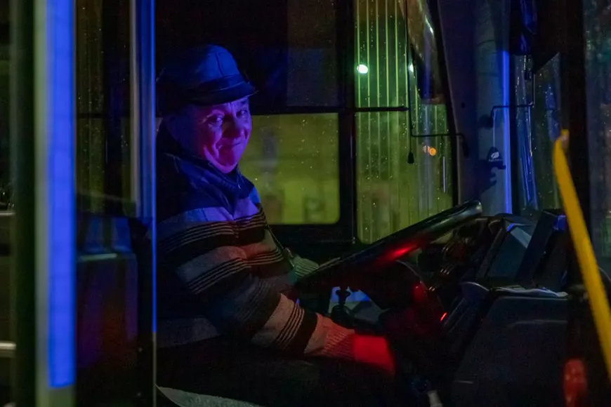 Primele ore ale unei vieți diferite. Orașul-fantomă luminat în albastru, cu autobuze goale și cinci oameni. ”O să trecem noi și peste asta!”