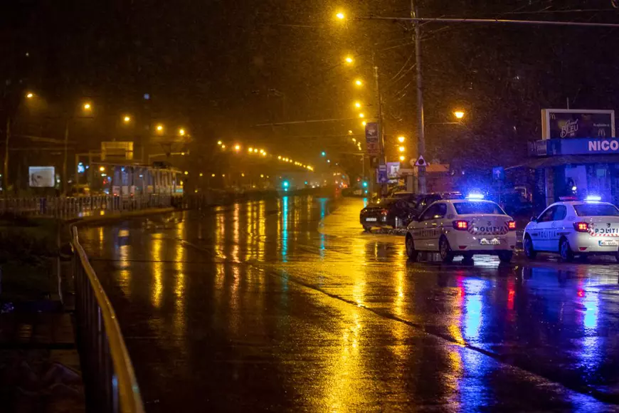 Primele ore ale unei vieți diferite. Orașul-fantomă luminat în albastru, cu autobuze goale și cinci oameni. ”O să trecem noi și peste asta!”