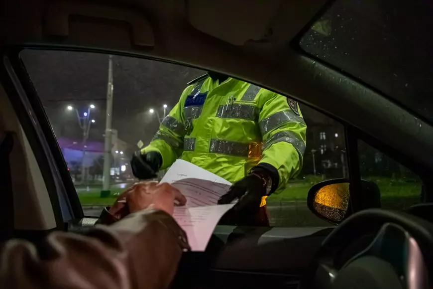 Primele ore ale unei vieți diferite. Orașul-fantomă luminat în albastru, cu autobuze goale și cinci oameni. ”O să trecem noi și peste asta!”