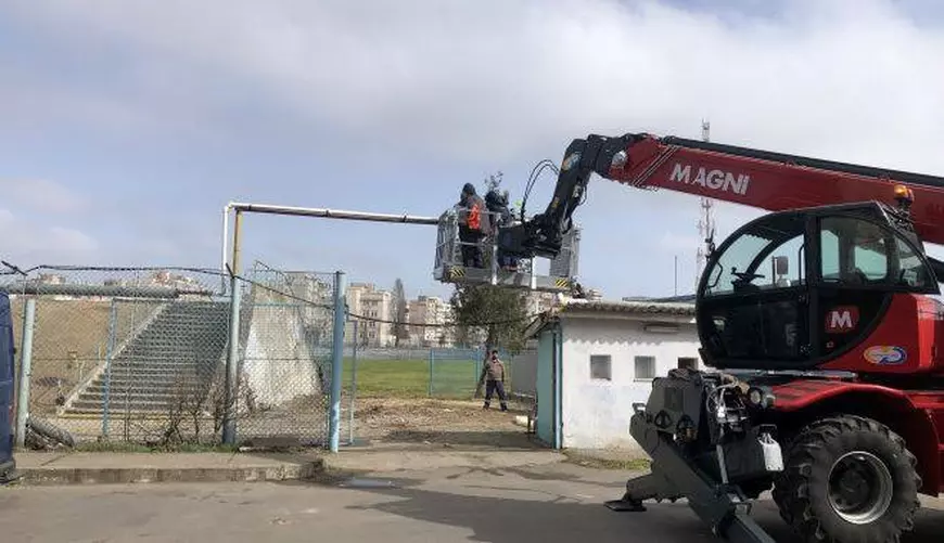 Spitalul militar mobil din Constanța “este la câțiva metri de blocurile noastre”, spun locuitorii. Reacția prefectului