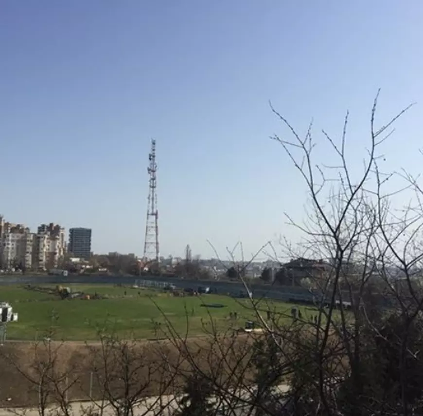 Spitalul militar mobil din Constanța “este la câțiva metri de blocurile noastre”, spun locuitorii. Reacția prefectului