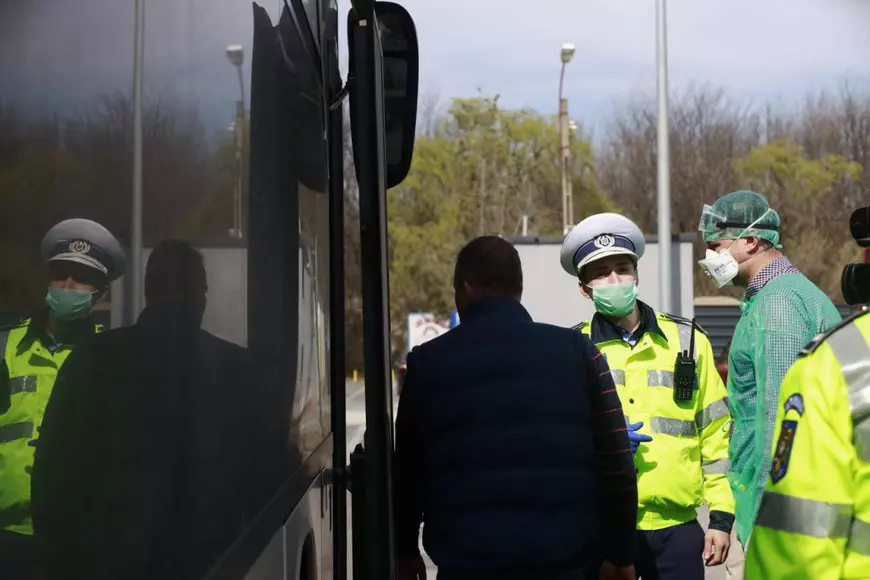 Autocar cu 60 de persoane, oprit la Buzău. "Până aici nu ne-a verificat nimeni"