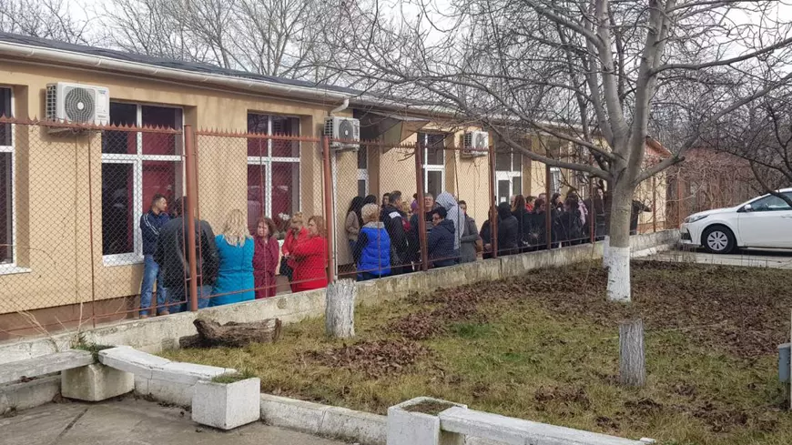Managerul a plecat, scandalul a rămas: 60 de salariați, angajați în ianuarie, au protestat la Socola după ce au aflat că noul manager plănuiește să îi dea afară