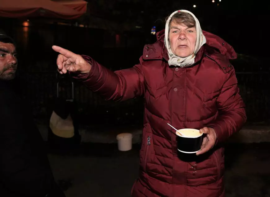 De nouă ani, în fiecare joi, ambulanţa cu mâncare caldă soseşte în Gara de Nord: O casă mare, din aburi de supă