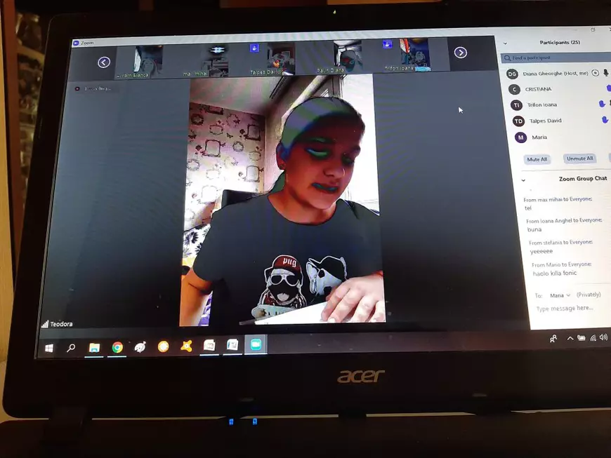 Cum se învață online în România. Profesorii obișnuiți cu tehnologia povestesc cum țin lecțiile din sufragerie