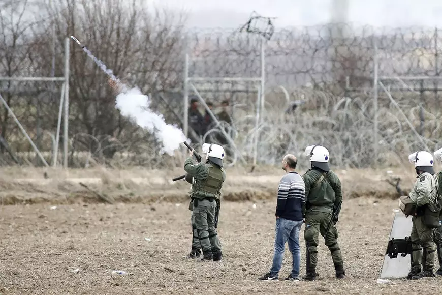 Corespondență de la granița Greciei cu Turcia. Reporterul Mircea Barbu, printre grănicerii eleni care încearcă să țină în loc 20.000 de migranți