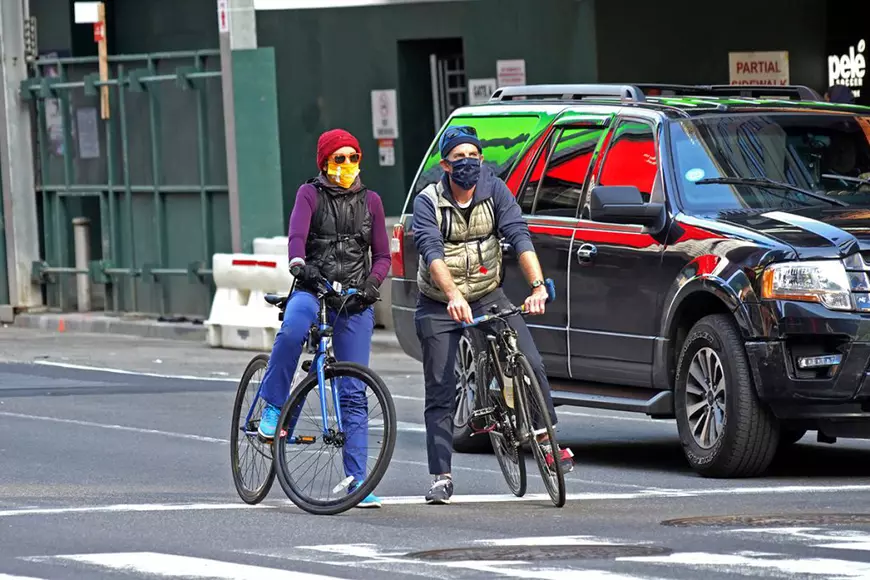 Cineva moare aici la fiecare 10 minute de COVID-19, iar oamenii erau la plimbare. Românii sunt mai disciplinați