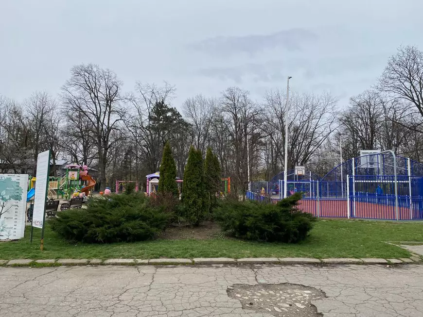 FOTO | Parcurile din București, lipsite de viață duminică, la ora prânzului