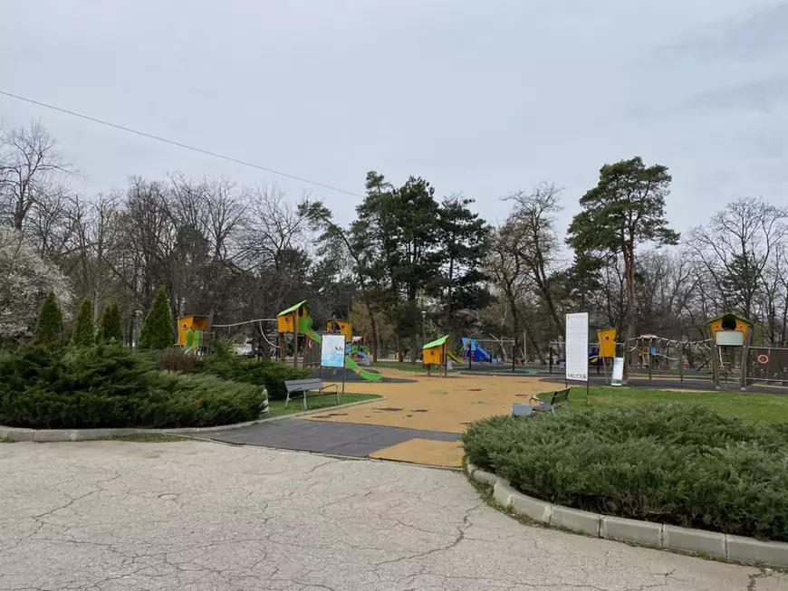 FOTO | Parcurile din București, lipsite de viață duminică, la ora prânzului