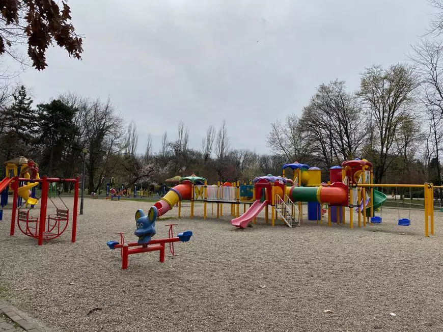 FOTO | Parcurile din București, lipsite de viață duminică, la ora prânzului