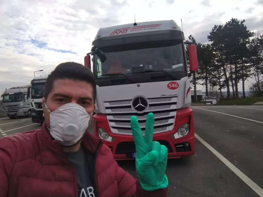 Un șofer român de camion transportă materiale medicale pe timp de pandemie în Europa: “Pentru noi, granițele sunt deschise”