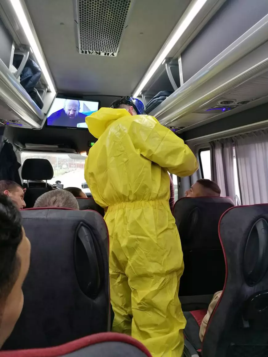 ”Toată lumea este panicată”. Aventura întoarcerii acasă pentru un român din București. Germanii și maghiarii controlează turiștii la sânge, chiar în autocare