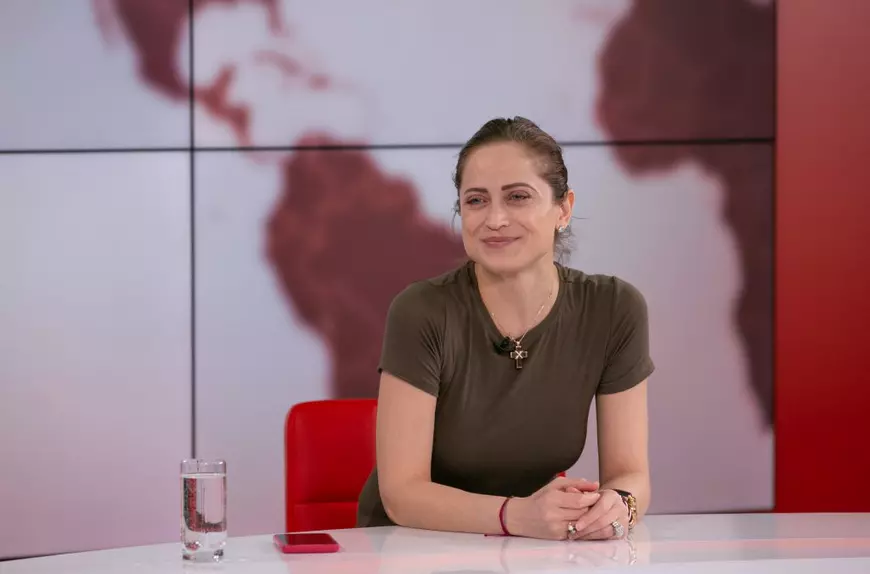 Irina, fiica lui Dem Rădulescu, strânge obiectul norocos la piept de fiecare dată când urcă pe scenă:  „Talismanul meu este o cruce primită de la tata”