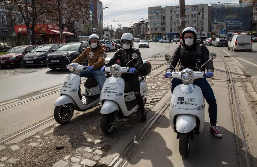 ”M-ați făcut să plâng. Sunteți eroii mei, să știți”. Studenții livrează: cum arată o zi din viața tinerilor care sar în ajutorul celor vulnerabili