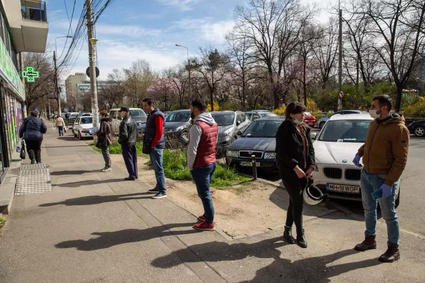 ”M-ați făcut să plâng. Sunteți eroii mei, să știți”. Studenții livrează: cum arată o zi din viața tinerilor care sar în ajutorul celor vulnerabili