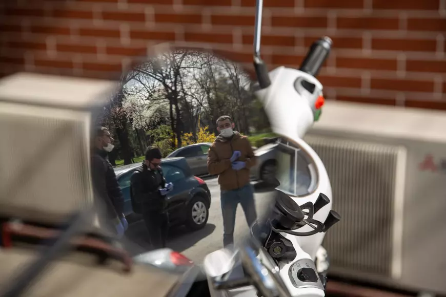 ”M-ați făcut să plâng. Sunteți eroii mei, să știți”. Studenții livrează: cum arată o zi din viața tinerilor care sar în ajutorul celor vulnerabili