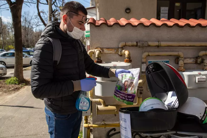 ”M-ați făcut să plâng. Sunteți eroii mei, să știți”. Studenții livrează: cum arată o zi din viața tinerilor care sar în ajutorul celor vulnerabili