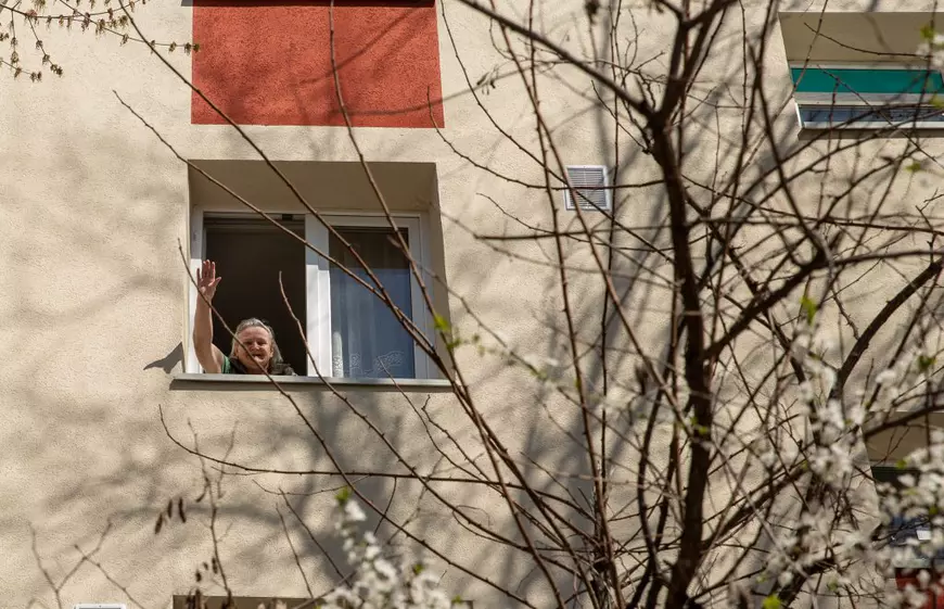 ”M-ați făcut să plâng. Sunteți eroii mei, să știți”. Studenții livrează: cum arată o zi din viața tinerilor care sar în ajutorul celor vulnerabili