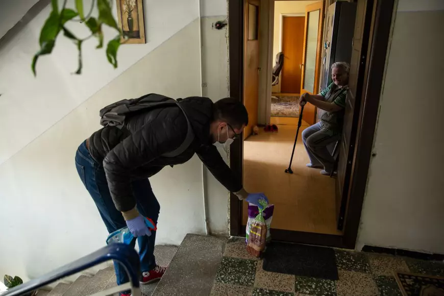 ”M-ați făcut să plâng. Sunteți eroii mei, să știți”. Studenții livrează: cum arată o zi din viața tinerilor care sar în ajutorul celor vulnerabili