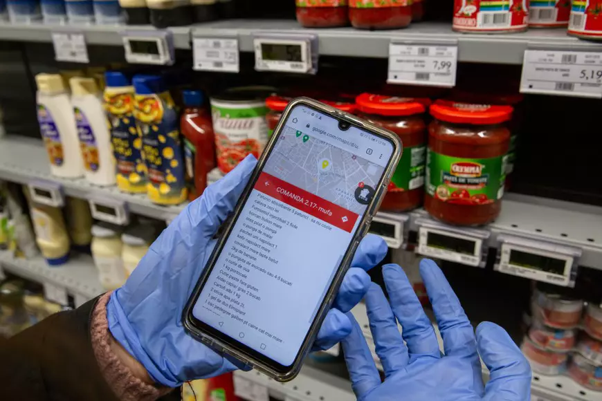 ”M-ați făcut să plâng. Sunteți eroii mei, să știți”. Studenții livrează: cum arată o zi din viața tinerilor care sar în ajutorul celor vulnerabili