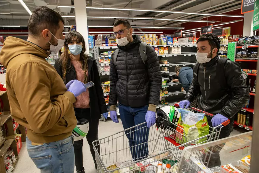 ”M-ați făcut să plâng. Sunteți eroii mei, să știți”. Studenții livrează: cum arată o zi din viața tinerilor care sar în ajutorul celor vulnerabili