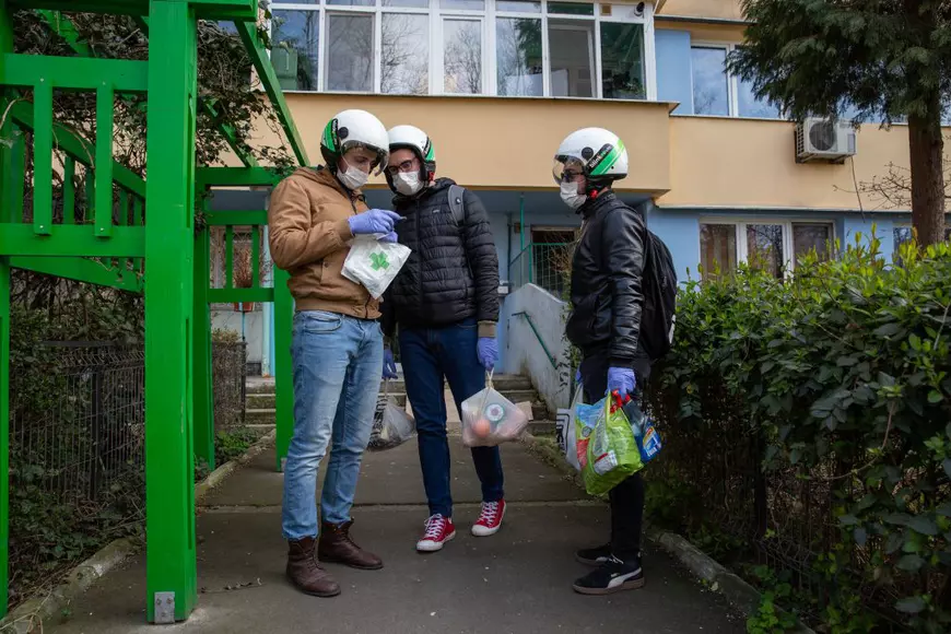 ”M-ați făcut să plâng. Sunteți eroii mei, să știți”. Studenții livrează: cum arată o zi din viața tinerilor care sar în ajutorul celor vulnerabili