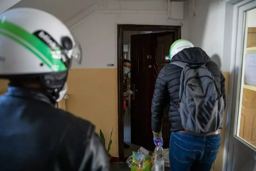 ”M-ați făcut să plâng. Sunteți eroii mei, să știți”. Studenții livrează: cum arată o zi din viața tinerilor care sar în ajutorul celor vulnerabili