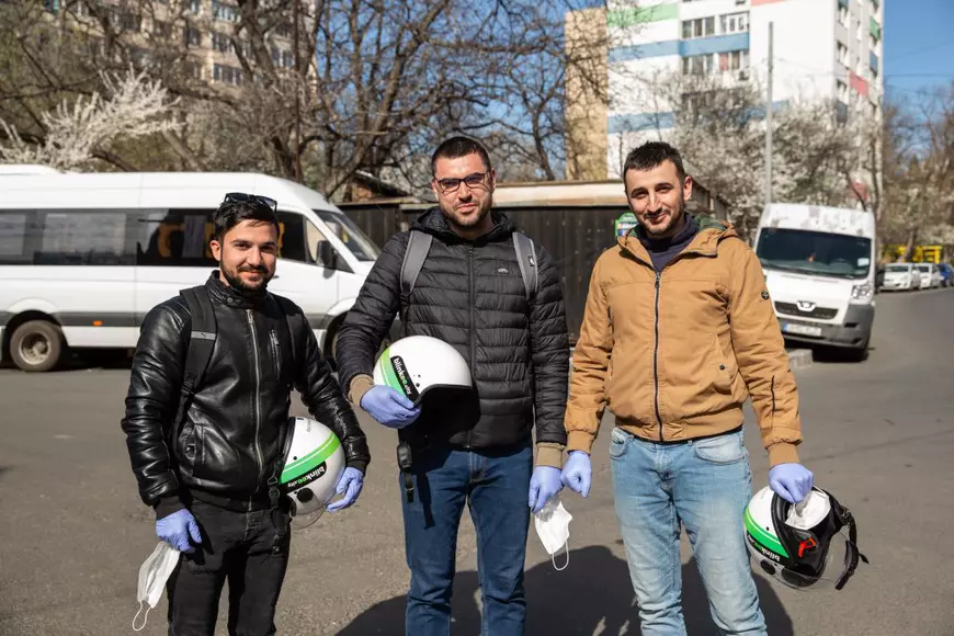 ”M-ați făcut să plâng. Sunteți eroii mei, să știți”. Studenții livrează: cum arată o zi din viața tinerilor care sar în ajutorul celor vulnerabili