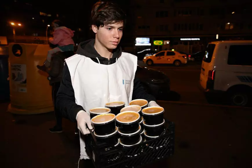 De nouă ani, în fiecare joi, ambulanţa cu mâncare caldă soseşte în Gara de Nord: O casă mare, din aburi de supă