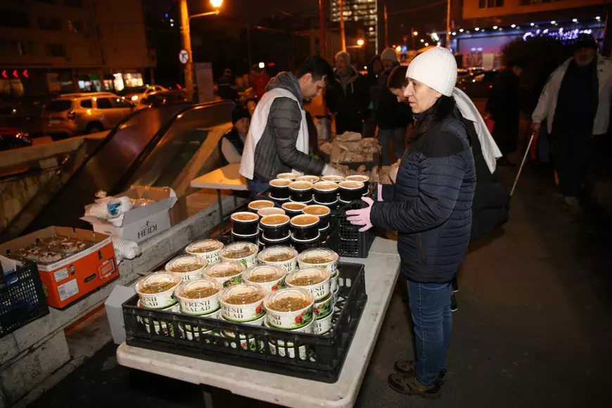 De nouă ani, în fiecare joi, ambulanţa cu mâncare caldă soseşte în Gara de Nord: O casă mare, din aburi de supă