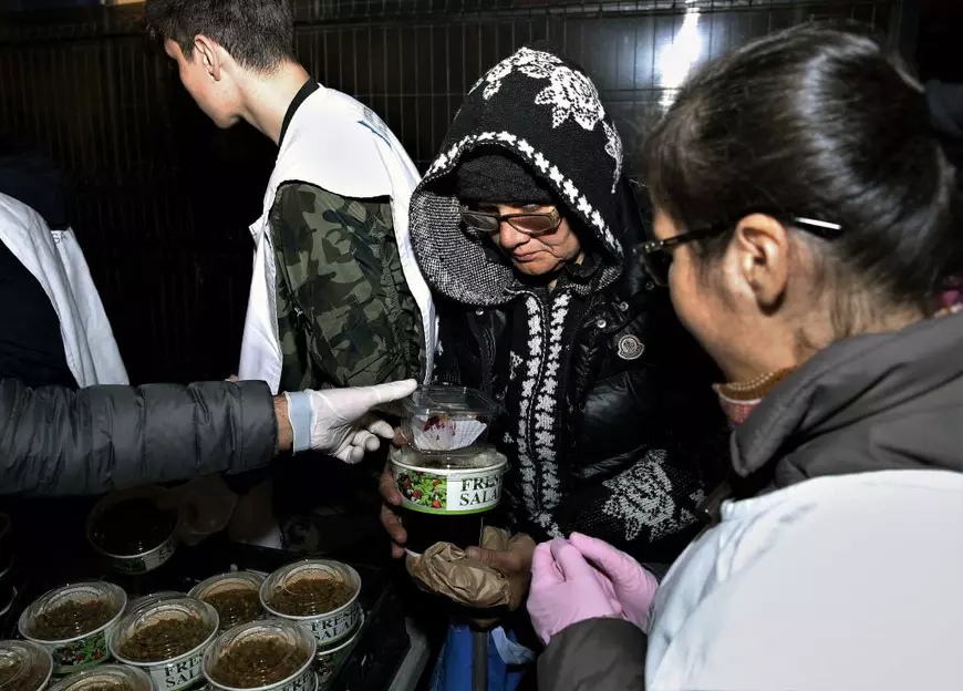 De nouă ani, în fiecare joi, ambulanţa cu mâncare caldă soseşte în Gara de Nord: O casă mare, din aburi de supă