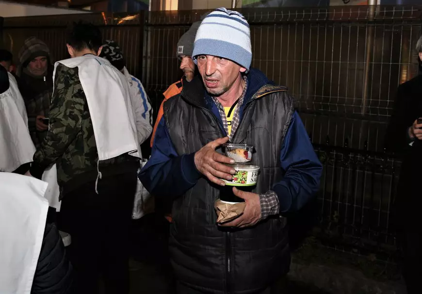 De nouă ani, în fiecare joi, ambulanţa cu mâncare caldă soseşte în Gara de Nord: O casă mare, din aburi de supă