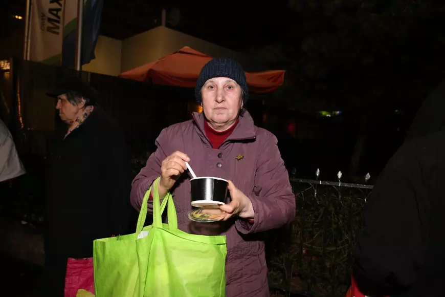 De nouă ani, în fiecare joi, ambulanţa cu mâncare caldă soseşte în Gara de Nord: O casă mare, din aburi de supă