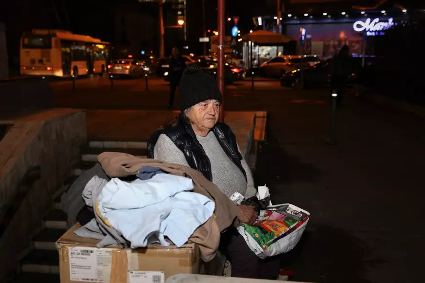 De nouă ani, în fiecare joi, ambulanţa cu mâncare caldă soseşte în Gara de Nord: O casă mare, din aburi de supă