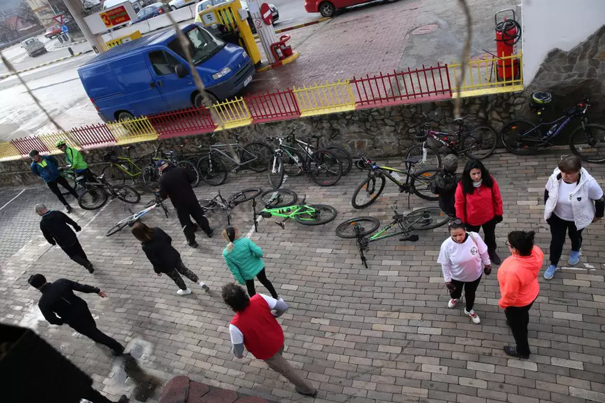 La strâns gunoaie, în pas alergător. Ce mai aruncă românii pe marginea drumului, în pădure: măști de gaze, covoare, aspiratoare, saltele pe arcuri și discuri de vinil