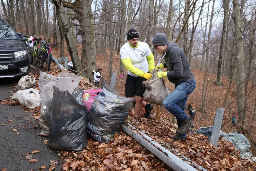 La strâns gunoaie, în pas alergător. Ce mai aruncă românii pe marginea drumului, în pădure: măști de gaze, covoare, aspiratoare, saltele pe arcuri și discuri de vinil