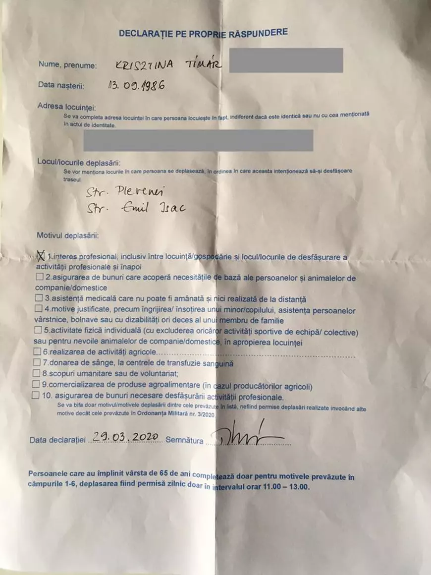 O femeie din Cluj acuză a fost amendată de un jandarm, deși avea declarație pe proprie răspundere. “Asta se învață în clasa a VII-a”